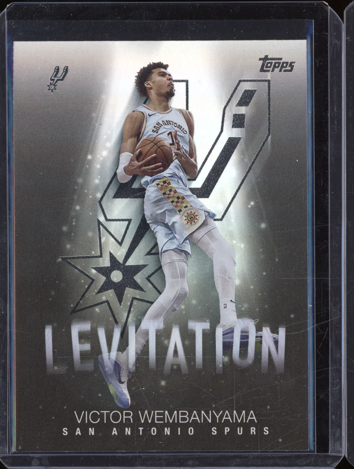 2025 Topps #L-10 Victor Wembanyama Levitation — front