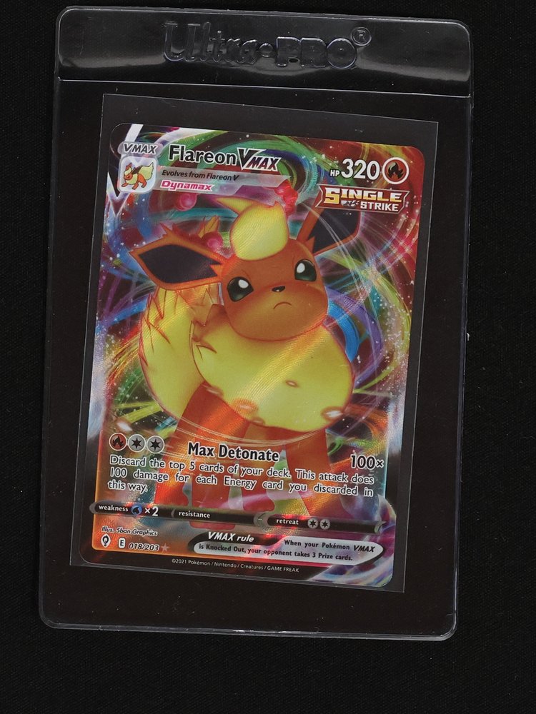 2021 Pokémon Evolving Skies #018 Flareon VMAX — front