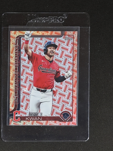 2025 Topps #682 Steven Kwan Baseball Card Guardians — front